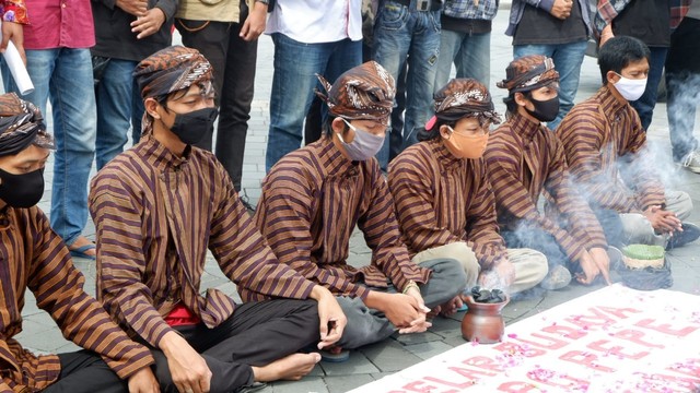 Sejumlah elemen buruh di Yogyakarta menggelar topo pepe di Titik Nol Km, Yogyakarta, Senin (2/11). Foto: Arfiansyah Panji Purnandaru/kumparan