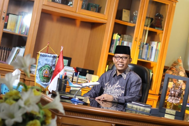 Rektor Unisma Prof Dr H Maskuri M.Si, di ruang kerjanya. foto: dokumen.