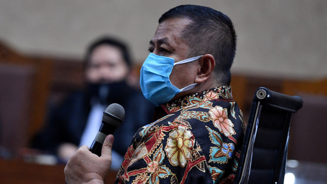 Terdakwa selaku perantara pemberian suap dari Djoko Tjandra, Tommy Sumardi menjalani sidang dakwaan di Pengadilan Tipikor, Jakarta, Senin (2/11).  Foto: Sigid Kurniawan/ANTARA FOTO