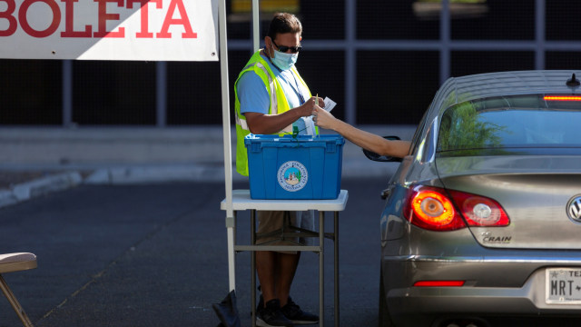 Seorang pemilih menyerahkan surat suara mereka di tempat pemungutan suara pemilihan presiden AS di Tucson, Arizona, AS. Foto: Cheney OrrREUTERS