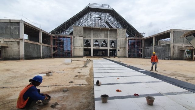 Pekerja menyelesaikan pembangunan Masjid Agung Dharmasraya, Senin (2/11).  Foto: Pemkab Dharmasraya