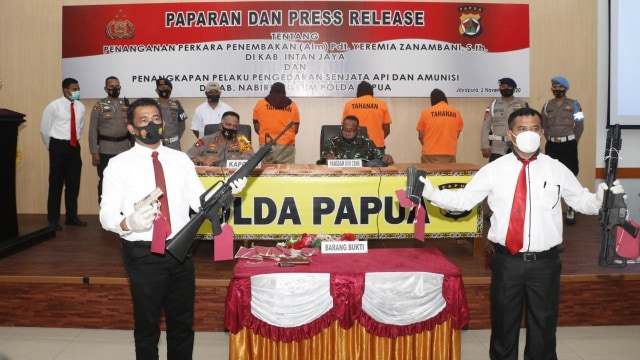 Dua senjata api laras panjang jenis M16 dan M4 yang hendak dijual di Kabupaten Nabire, Papua. (Dok Polda Papua)