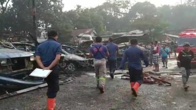 Kebakaran di gudang mobil bekas. Foto: Dok. Istimewa