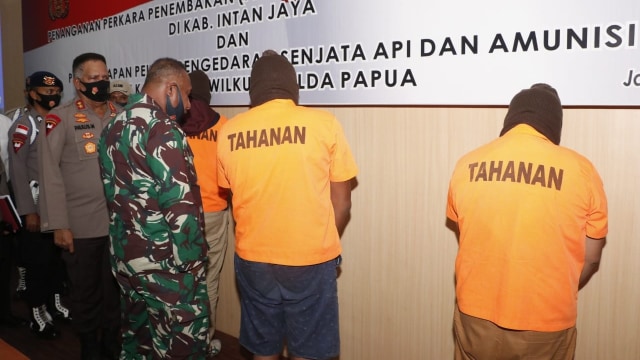 Tiga tersangka jual beli senjata api di Nabire, Papua. (Dok Polda Papua)