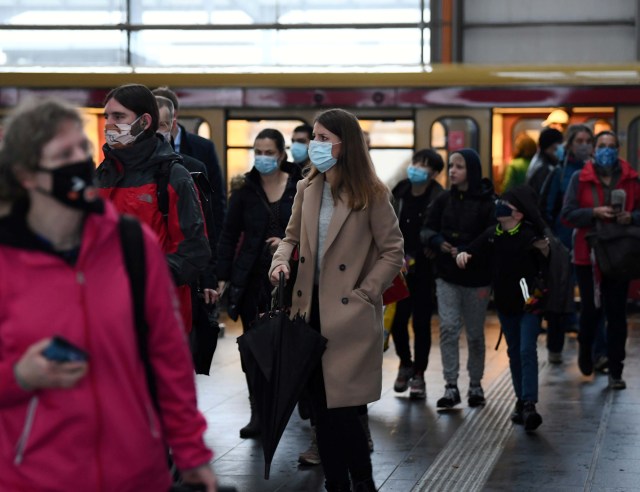Orang-orang tiba di peron stasiun Ostreuz saat lockdown di Berlin, Jerman, Senin (2/11). Foto: Annegret Hilse/Reuters