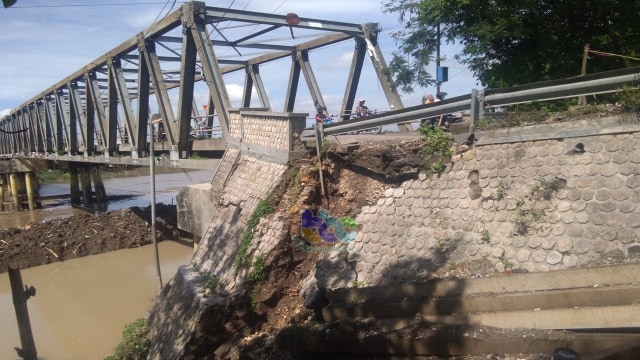 Kondisi Tembok Penahan Jembatan Glendeng (sisi timur), yang melintas di atas Sungai Bengawan Solo, yang berada di Desa Simo Kecamatan Soko Kabupaten Tuban, yang retak. Selasa (03/11/2020)