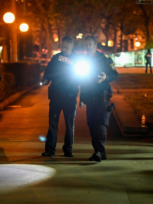 Polisi mengidentifikasi lokasi baku tembak di Wina, Austria, Selasa (3/11). Foto: Lisi Niesner/Reuters
