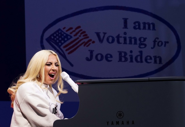 Lady Gaga bernyanyi di kampanye yang diadakan oleh calon presiden Joe Biden di Heinz Field di Pittsburgh, Pennsylvania, Amerika Serikat, Senin (2/11). Foto: Kevin Lamarque/Reuters