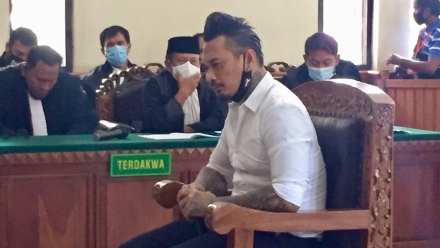 Terdakwa kasus pencemaran nama baik dan ujaran kebencian I Gede Aryastina alias Jerinx menjalani sidang dengan agenda tuntutan, di Pengadilan Negeri Denpasar, Bali, Selasa (3/11). Foto: Denita br Matondang/kumparan