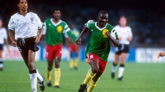 Roger Milla pemain legenda asal Kamerun yang pernah bermain di Liga Indonesia. Foto: Getty Images