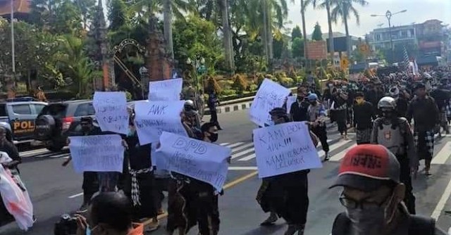 Aksi unjuk rasa warga Nusa Penida di Klungkung, Bali - KR7