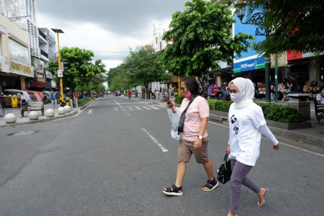 Pemerintah Daerah Istimewa Yogyakarta memberlakukan uji coba pedestrian Malioboro bebas kendaraan bermotor mulai hari ini, Selasa (3/11). Uji coba ini berlangsung hingga 15 November saja. Foto: Arfiansyah Panji Purnandaru/kumparan
