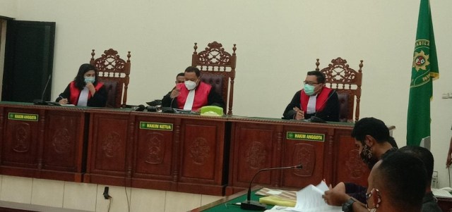 Majelis hakim Pengadilan Negeri Maumere saat memimpin jalannya proses sidang mediasi kasus dugaan pemerkosan anak dibawah umur. Foto : Albert Aquinaldo