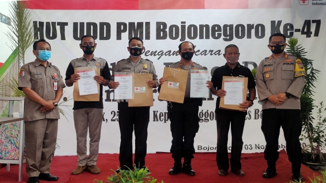Anggota Polres Bojonegoro, saat terima penghargaan dari UDD PMI Bojonegoro. Selasa (03/11/2020)