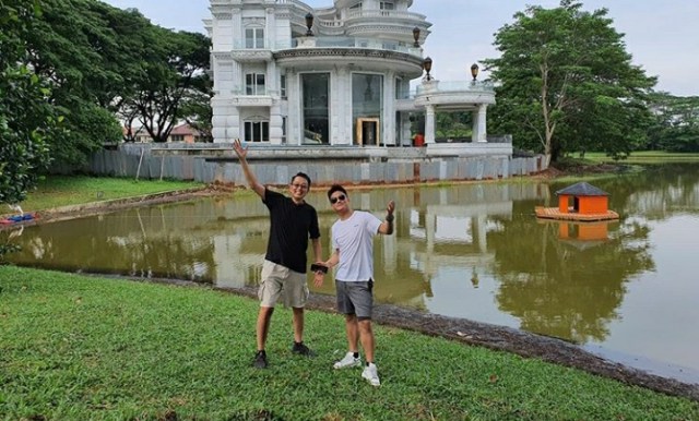 Tung Desem Waringin (kaos hitam) bersama Boy Wiliam (kaos putih) di depan rumah mewah milik TDW (Foto: Instagram.com/@tungdesemwaringin.tdw)