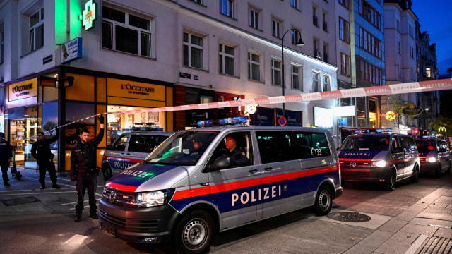 Petugas polisi memblokir jalan setelah baku tembak di Wina, Austria, Selasa (3/11).  Foto: Radovan Stoklasa/REUTERS