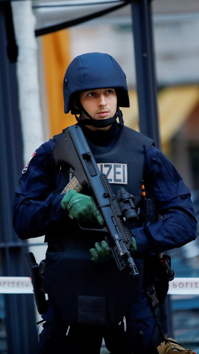Petugas polisi berjaga di lokasi kejadian baku tembak di Wina, Austria, Selasa (3/11). Foto: Leonhard Foeger/REUTERS
