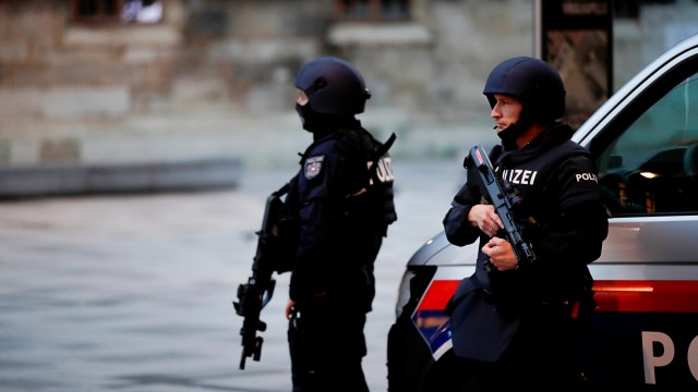 Sejumlah petugas polisi berjaga di Wina, Austria, Selasa (3/11).  Foto: Leonhard Foeger/REUTERS