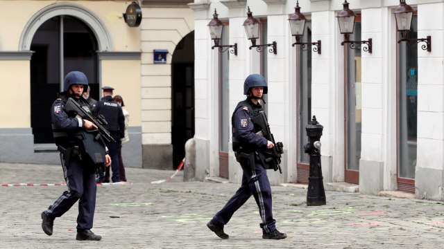 Sejumlah petugas polisi berjalan di lokasi kejadian baku tembak di Wina, Austria, Selasa (3/11).  Foto: Leonhard Foeger/REUTERS