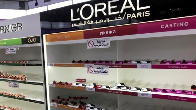 Rak-rak kosong terlihat di mana produk Prancis dipajang, setelah supermarket Kuwait memboikot barang-barang Prancis, di Kuwait City, Kuwait, Minggu (25/10). Foto: Ahmed Hagagy/REUTERS