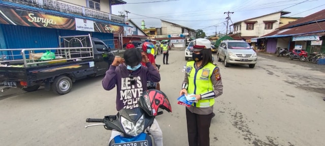 Polres Sekadau Kedepankan Kampanye Protokol Kesehatan saat Operasi Zebra (8357)