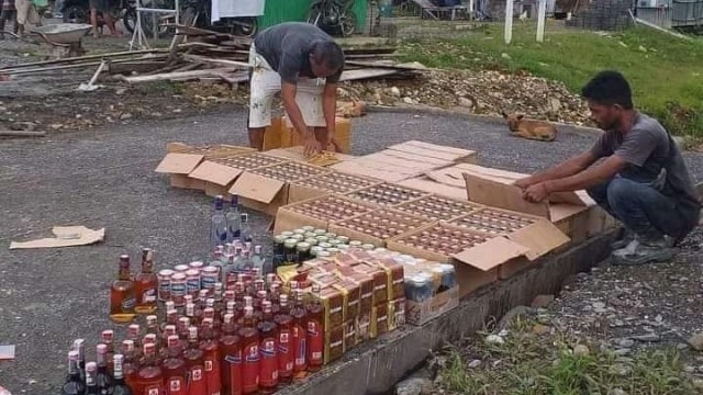 Truk pengangkut minuman keras yang tertangkap di Jalan Trans Papua. (Dok Polda Papua)
