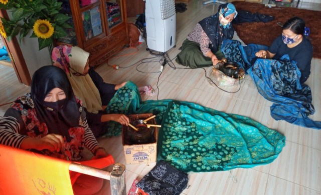 Proses pembuatan batik di Rumah Batik Serumpun Berlian. Foto: PEP Jambi