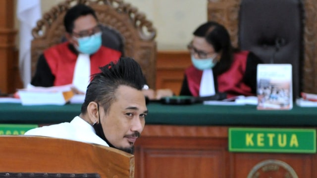 I Gede Ari Astina alias Jerinx menjalani sidang tuntutan di Pengadilan Negeri Denpasar, Bali, Selasa (3/1). Foto: Fikri Yusuf/ANTARA FOTO
