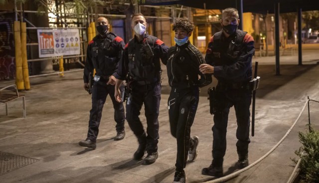 Patroli Jam Malam di Jalanan Barcelona. Foto: Emillio Morenatti/AP Photo