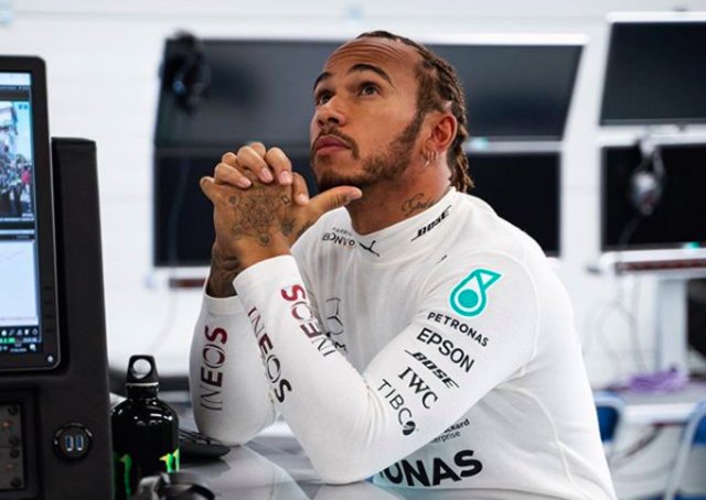 Lucunya Perayaan Lewis Hamilton: Minum Pakai Sepatu Daniel Ricciardo (189205)