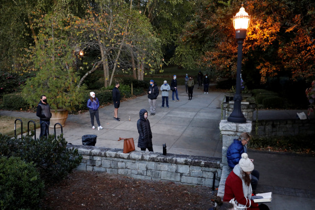 Para pemilih berbaris dengan menerapkan jaga jarak sosial (social distancing) pada pemilu Amerika Serikat di Atlanta, Georgia, Amerika Serikat, Selasa (3/11).  Foto: Chris Aluka Berry/REUTERS