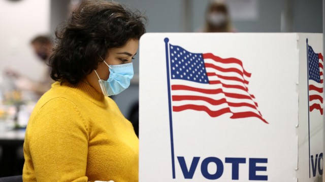 Para pemilih mengisi surat suara Pemilu Amerika Serikat di Fairfax, Virginia, Amerika Serikat, Selasa (3/11). 
 Foto: Hannah McKay/REUTERS