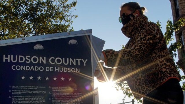Seorang wanita memberikan suara melalui surat selama pemilihan presiden AS 2020 di Hoboken, New Jersey, AS, Selasa (3/11). Foto: EDUARDO MUNOZ/REUTERS