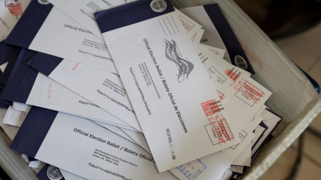 Surat suara dapat dilihat di Gedung Pengadilan Northampton County pada Hari Pemilihan di Easton, Pennsylvania, AS, Selasa (3/11). Foto: RACHEL WISNIEWSKI/REUTERS