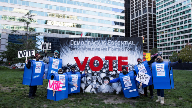Orang-orang dengan kostum kotak penyimpanan surat suara menari kampanyekan Pemilu AS di Philadelphia.
 Foto: RACHEL WISNIEWSKI/REUTERS