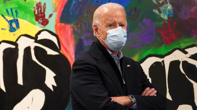 Calon presiden dari Partai Demokrat AS Joe Biden berdiri di dekat mural saat singgah pada Hari Pemilu di sebuah pusat remaja di Wilmington, Delaware, AS, Selasa (3/11). Foto: KEVIN LAMARQUE/REUTERS