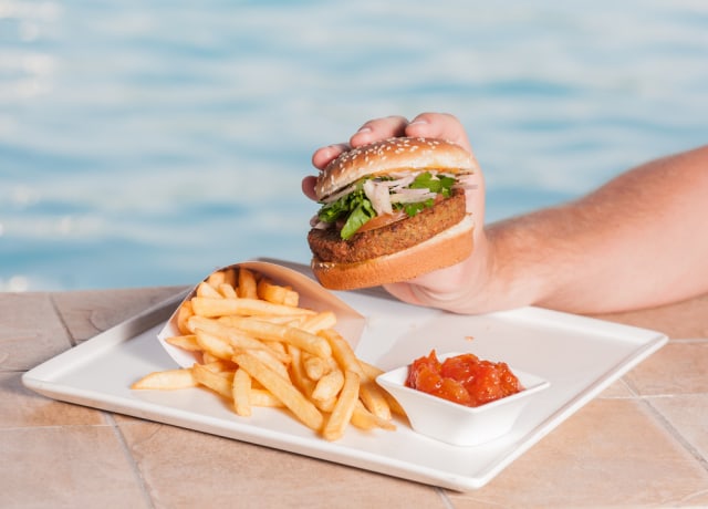 Ilustrasi makan sebelum berenang Foto: Dok.Shutterstock
