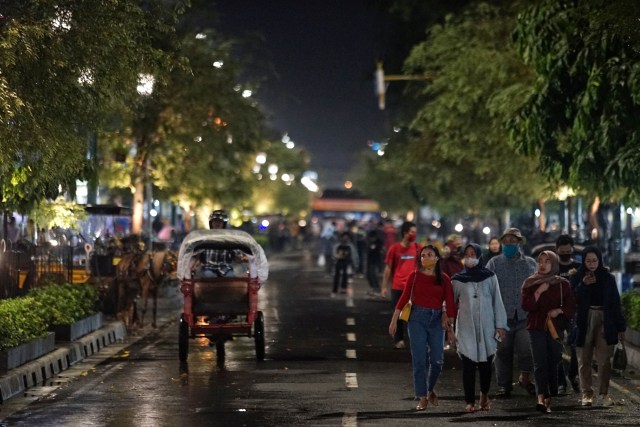 Warga berada di kawasan Malioboro saat uji coba Semi Pedestrian jalan Malioboro, Yogyakarta, Selasa (3/11/2020). Foto: Andreas Fitri Atmoko/Antara Foto