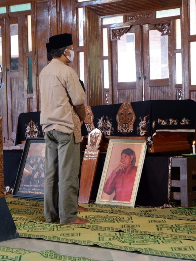 Warga saat ke rumah duka Ki Seno Nugoroho di Gayam, Argosari, Kecamatan Sedayu, Kabupaten Bantul, Rabu (4/11). Foto: Arfiansyah Panji Purnandaru/kumparan