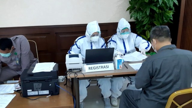 Suasana rapid dan swab test COVID-19 di Pengadilan Negeri Jakarta Pusat, Rabu (4/11). Foto: Humas PN Jakpus