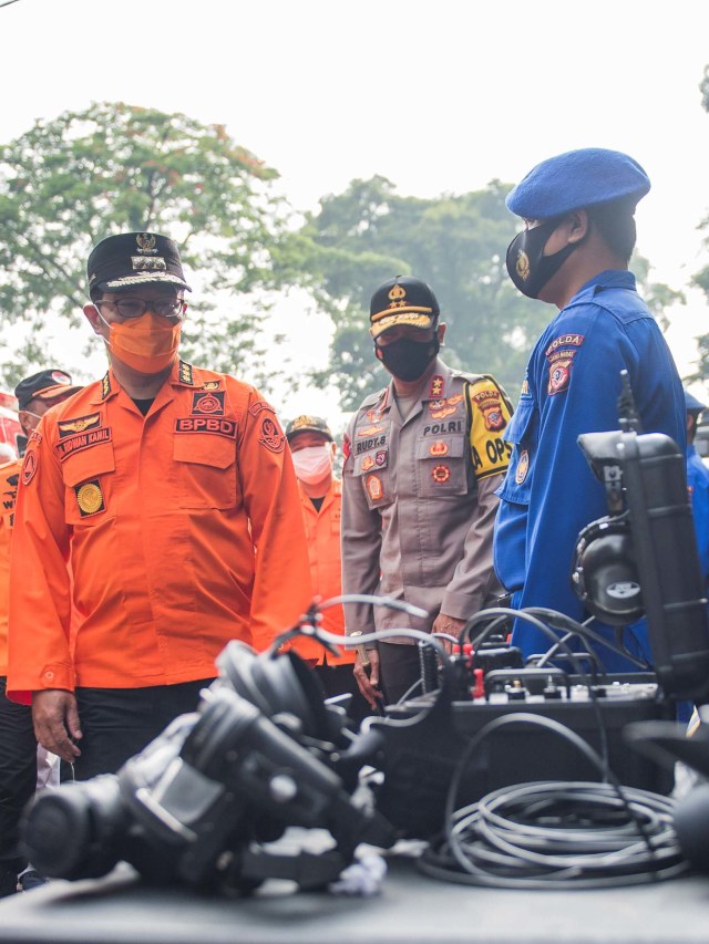 Gubernur Jawa Barat Ridwan Kamil meninjau kesiapan pasukan dan perlengkapan penyelamatan saat apel Kesiapsiagaan Antisipasi Bencana Alam. Foto: M Agung Rajasa/Antara Foto
