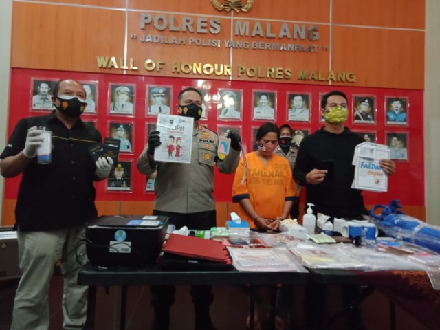 Kapolres Malang, AKBP Hendri Umar pada Selasa (04/11/2020) di Mako Polres Malang saat merilis kasus investasi bodong. 