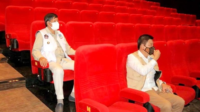 Wali Kota Manado, GS Vicky Lumentut saat melakukan peninjauan kesiapan pembukaan bioskop di Kota Manado (foto: istimewa)