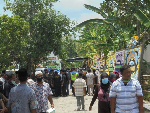 Duka di Ndalem Tunggul Pawenang, Mengantar Kepulangan Ki Seno Nugroho (262450)