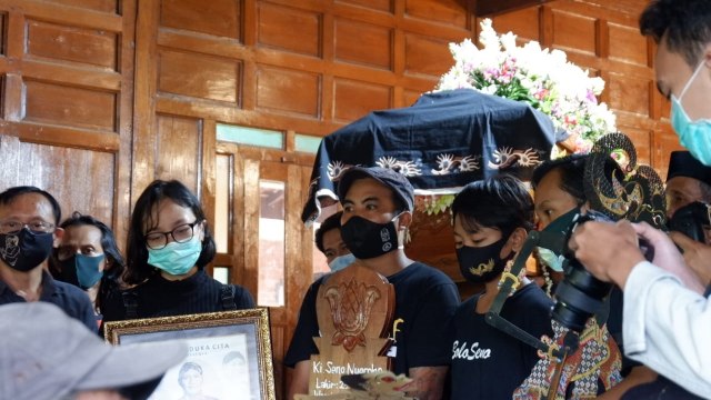 Tangis Pecah, Pesinden dan Wiyaga Tak Kuasa Lepas Kepergian Dalang Ki Seno (539092)