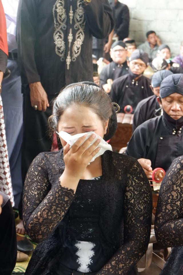 Tangis Pecah, Pesinden dan Wiyaga Tak Kuasa Lepas Kepergian Dalang Ki Seno (539088)