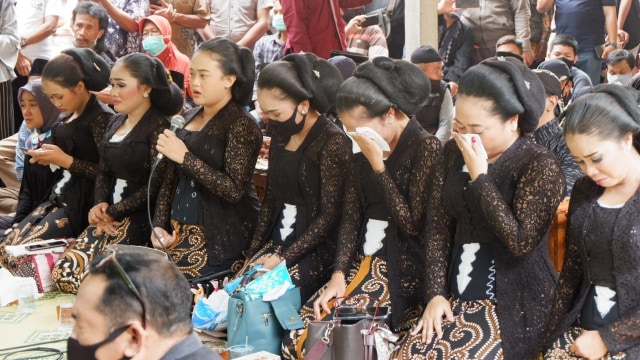 Tangis Pecah, Pesinden dan Wiyaga Tak Kuasa Lepas Kepergian Dalang Ki Seno (539087)