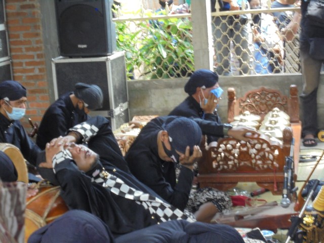 Beragam ekspesi kepedihan para penabuh gamelan saat melepas jenazah dalang Ki Seno Nugroho pada Rabu (4/11). Foto: Widi Erha Pradana.