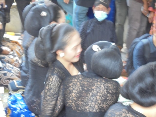 Foto: Tangis Perih Penabuh Gamelan dan Sinden Melepas Jenazah Ki Seno Nugroho (560420)