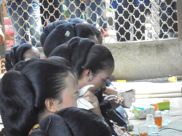 Foto: Tangis Perih Penabuh Gamelan dan Sinden Melepas Jenazah Ki Seno Nugroho (560421)